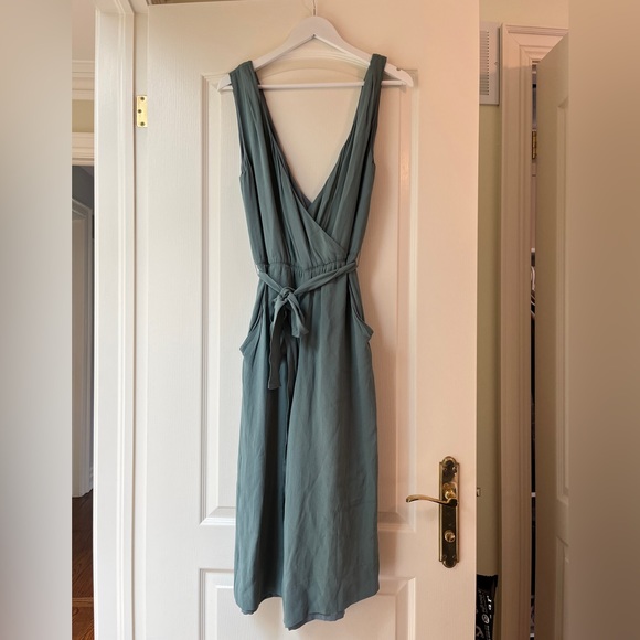 Aritzia jumpsuit with a waist tie and wide leg cropped bottom in size medium. - Picture 2 of 3